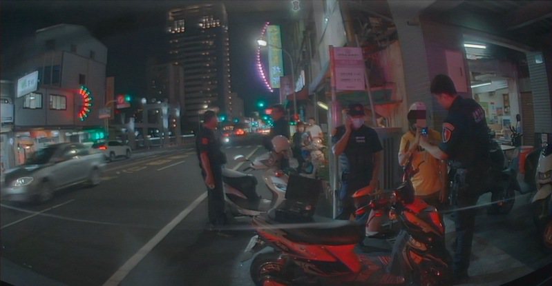 22岁泰国籍吉姓移工昨晚9时许骑电动机车经台南中西区金华路段，低头滑手机，台南保大警车巡逻经过仍没发现，经警拦停盘查。图／读者提供