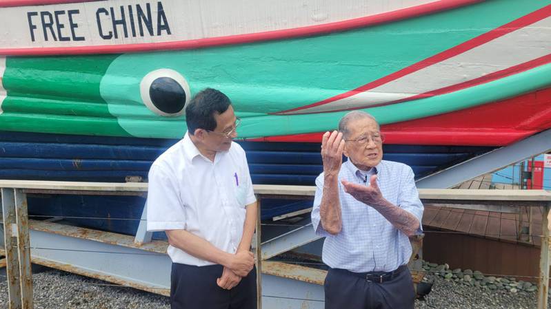 周传钧（右）时隔69年再见到「自由中国号」船身时。第一句话说「船都和当年一模一样，只是颜色不同」。记者游明煌／摄影