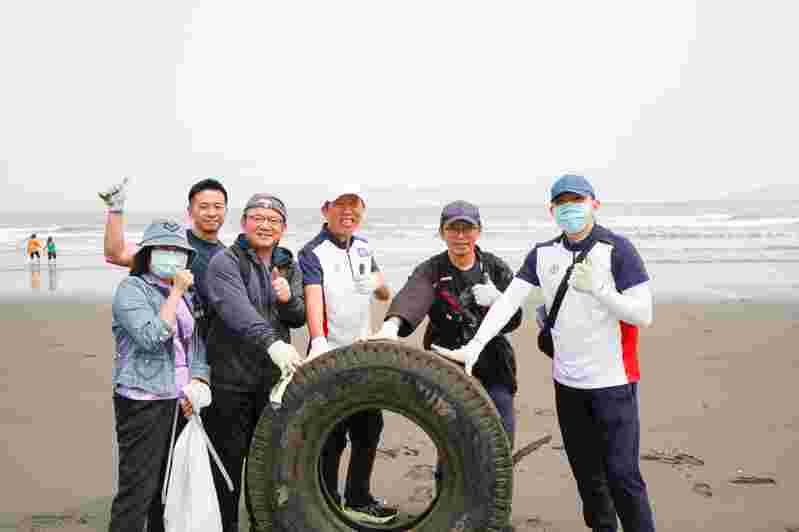 华航今日永续净滩行动，志工们清出大型废弃轮胎。华航提供