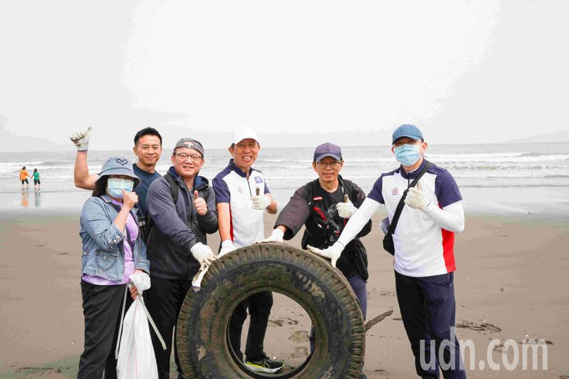 华航今天永续净滩行动，志工们清出大型废弃轮胎。图／中华航空提供