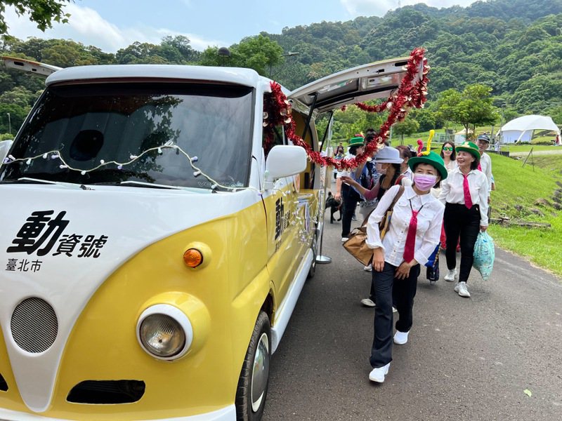 台北市环保局打造首辆行动资收车「动资号」，今在南港山水绿生态公园亮相，黄白色胖卡超吸睛，大小朋友抢合照。记者林佳彣／摄影