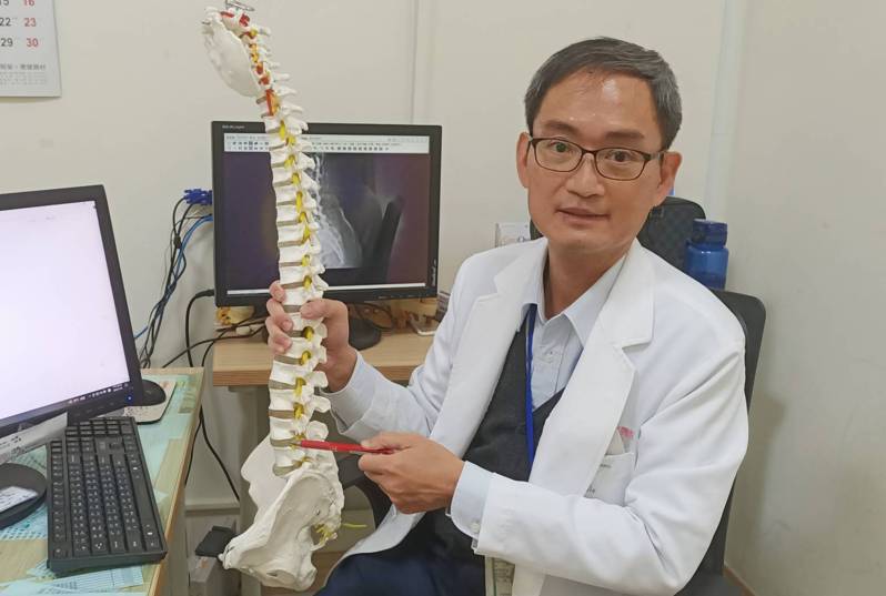 医师杨子旻指出患者腰椎第3、4、5节滑脱神经压迫处。图／高雄七贤脊椎外科提供
