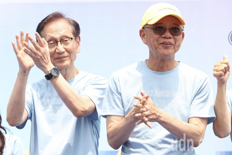 华硕今天在台北大学三峡校区举行运动家庭日，庆祝公司成立35周年，董事长施崇棠（左）、共同执行长胡书宾（右）在台上与员工同乐。记者林俊良／摄影