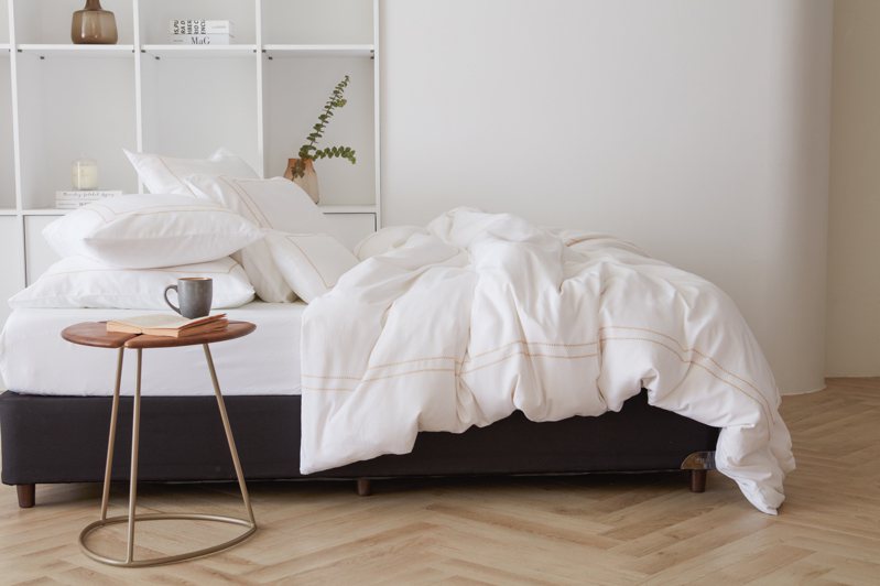 HOLA推荐千元预算，可以入手瑞典EIGHTMOOD与HOLA独家开发的库斯科天丝亚麻刺绣床寝具。图／HOLA提供