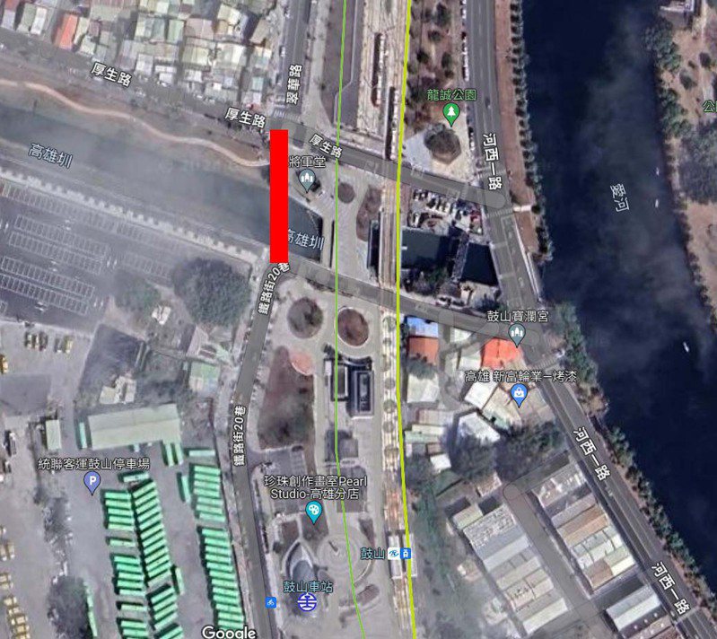 翠华路南端与铁路街20巷无桥梁连结（红方块处），居民盼建造桥梁。撷取自google map
