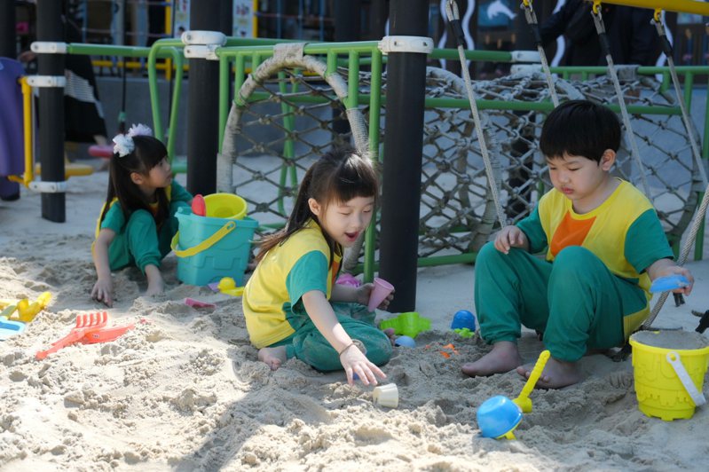 花莲市花岗山亲子戏沙池深受小朋友欢迎，即起重新开放。图／花莲市公所提供