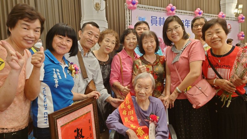 彰化县员林市今表扬模范母亲，最高龄98岁黄萧雪子孙满堂，相当幸福。记者简慧珍／摄影