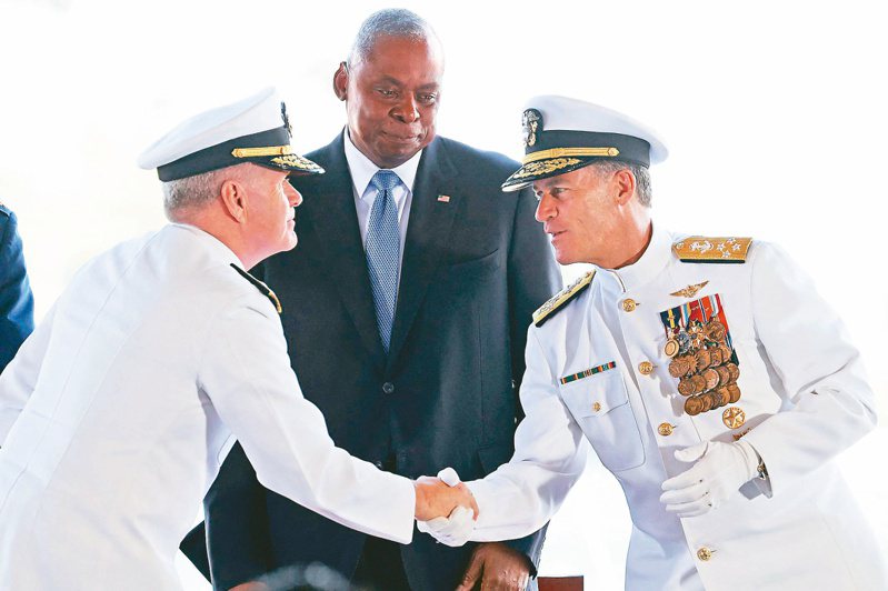 美國印太司令部三日在總部夏威夷舉行司令交接儀式，由阿基里諾（右）交棒給帕帕羅（左），美國國防部長奧斯丁（中）監交。（法新社）