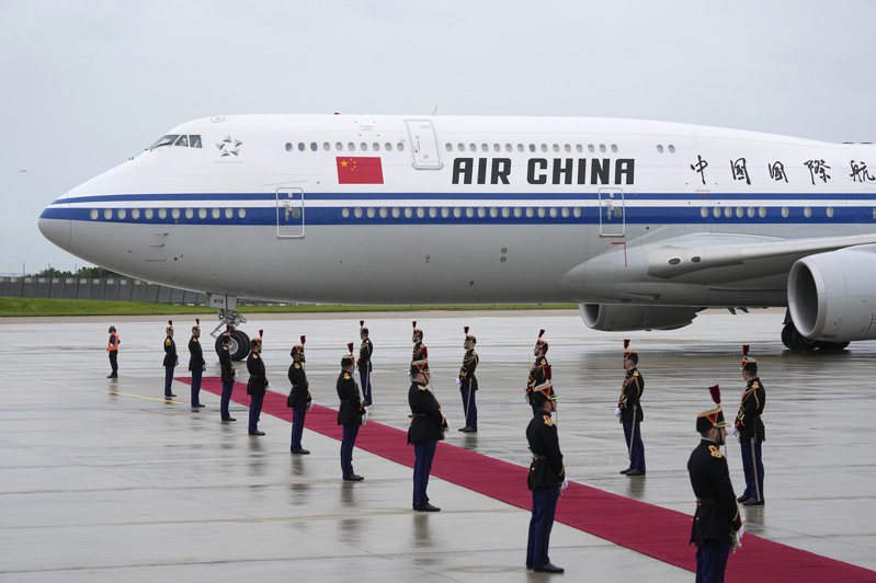 中國大陸國家主席習近平搭乘的飛機5日飛抵法國巴黎南郊的歐利機場。美聯社