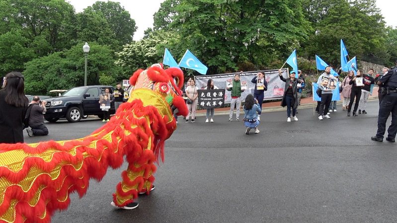 數十名民眾4日在中國駐美大使館外抗議，使館出動舞龍舞獅隊，似乎試圖以敲鑼打鼓聲蓋過抗議聲。中央社