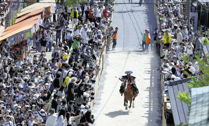 日本一間神社去年舉辦傳統祭神儀式導致馬匹死亡，在遭動保團體等批評虐待動物後，今年已改善，但民眾看法兩極。圖／截自讀賣新聞