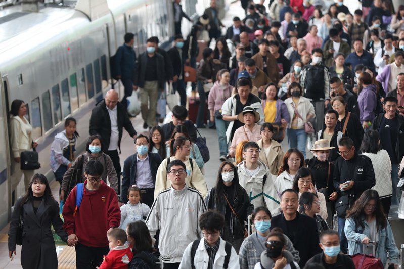 中國旅遊業者釋出「五一假期」統計資料，內容顯示這波假期間，出境旅遊人次較去年同期激增190%。圖為5月5日，江蘇南京，旅客在火車站出行。中新社