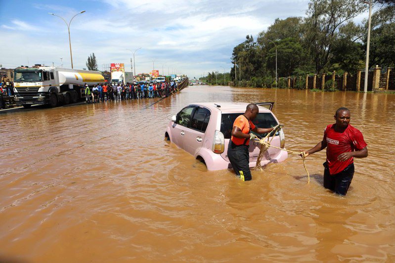 5月1日，肯亞首都內羅畢，人們拉著淹沒在洪水中的汽車。新華社