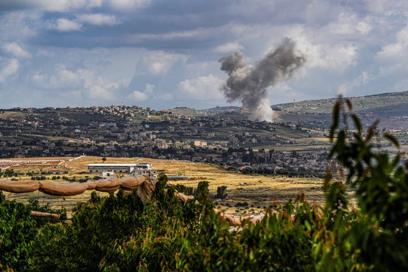 圖為以色列發動攻擊後，黎巴嫩上空升起濃煙，真主黨和以色列軍隊之間持續發生跨境敵對行動。路透