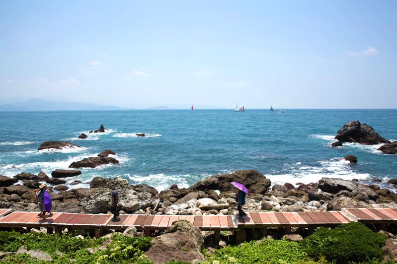 有「台湾龙珠」美称的基隆屿，每天限1200人总量管制，很受欢迎，沿步道登顶可远眺「基隆海槛」及最美富贵角、鼻头角棱线。图／基隆市政府提供