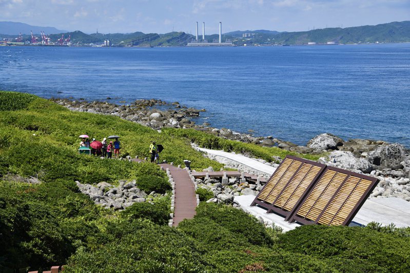 有「台湾龙珠」美称的基隆屿，每天限1200人总量管制，很受欢迎，沿步道登顶可远眺「基隆海槛」及最美富贵角、鼻头角棱线。图／基隆市政府提供