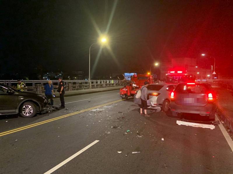 台北市连接内湖、南港的成美桥昨晚发生3辆汽车碰撞事故，酿成4人受伤送医。记者李隆揆／翻摄