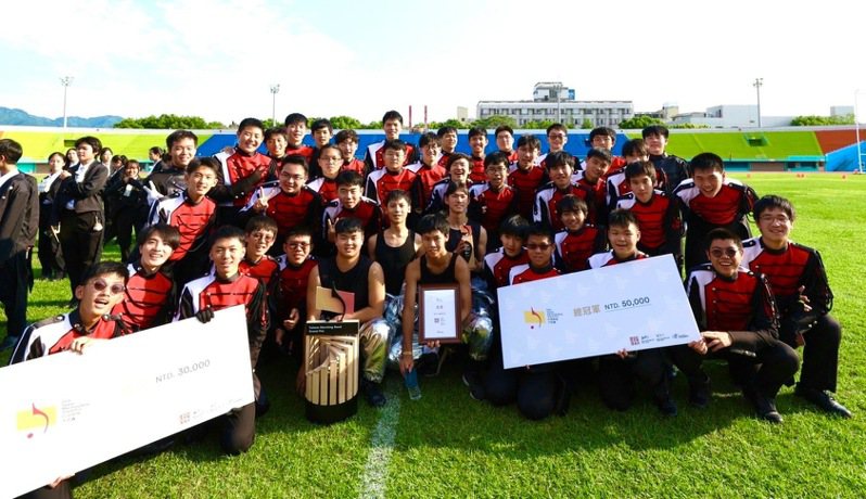 建中乐旗队今年蝉联荣获「台湾乐旗大奖赛」金赏、总冠军。图／建中乐旗队家长后援会提供