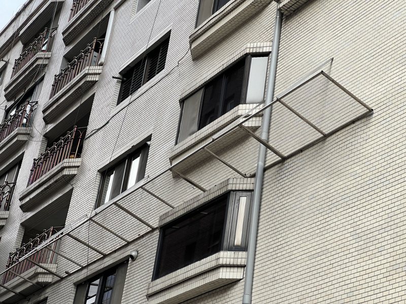 430大地震过后，台北市有不少建物外墙磁砖剥落，就有社区装设防护网，接住掉落的磁砖，避免危害用路人安全。记者钟维轩／摄影