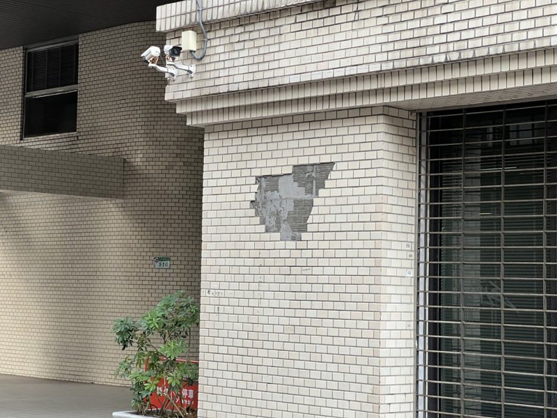 430大地震过后，台北市有不少建物外墙磁砖剥落。记者钟维轩／摄影