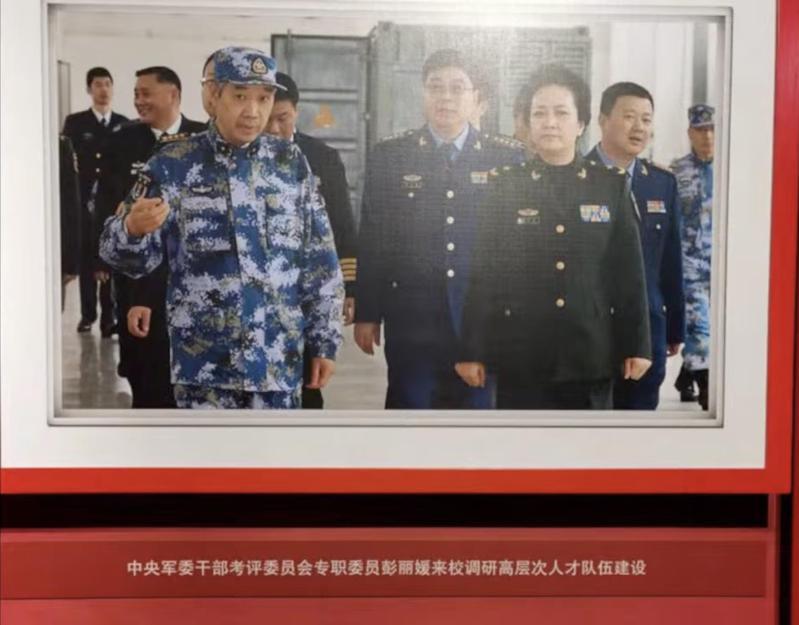 社群媒体近日流传一张彭丽媛身穿军服视察军事院校的相片。（图／截自社群平台Ｘ）
