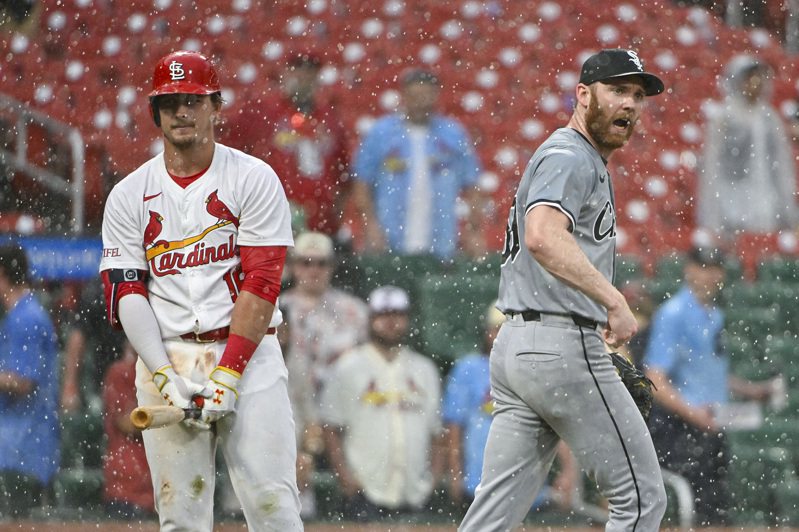 白襪隊投手布雷比亞（右）不爽裁判因雨暫停比賽。（路透）