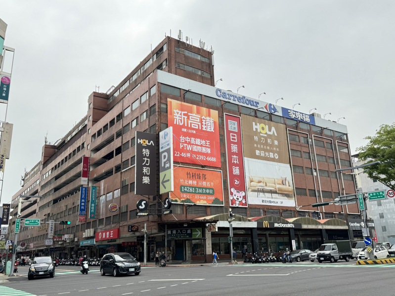 位于竹北市县治停车场综合大楼内的乐福是竹北市民采买的购物中心，其人流、车流量大。记者黄羿馨／摄影