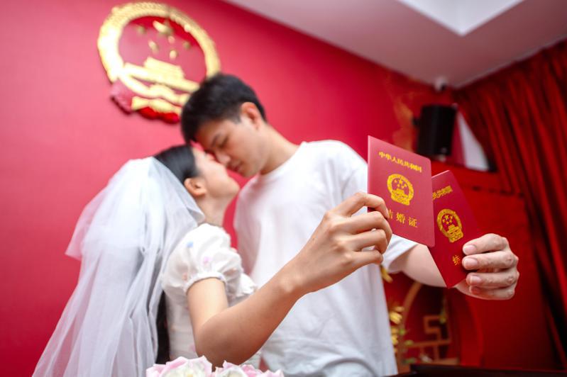 大陸與香港兩地通婚逐漸增加，但有港女感嘆與大陸籍老公思想觀念差異過大，婚後雙方難以溝通。（新華社）