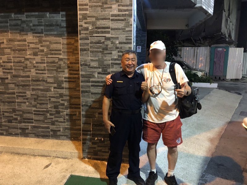澳洲籍男子Gary近日到台中旅游时迷路，警方协助他抵达下榻旅馆，做好国民外交。图／第三警分局提供