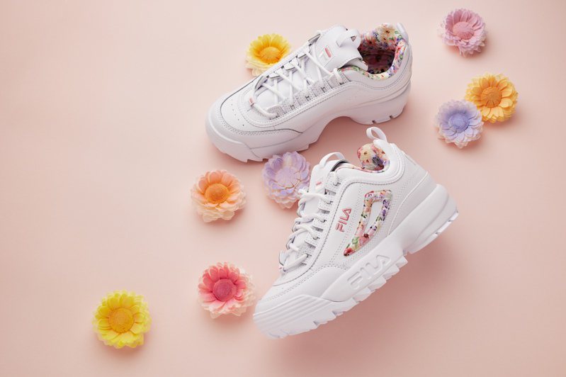 以韩国国花为灵感，FILA将招牌DISRUPTOR II重新诠释成DISRUPTOR II-FLOWER鞋款，直接预约成为今年最浪漫设计。