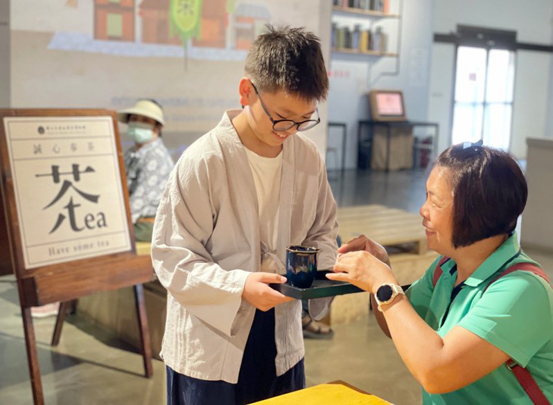 坪林茶业博物馆「一日小侍茶师」，带领儿童体验茶业博物馆馆员泡茶与侍茶的功夫。图／新北文化局提供