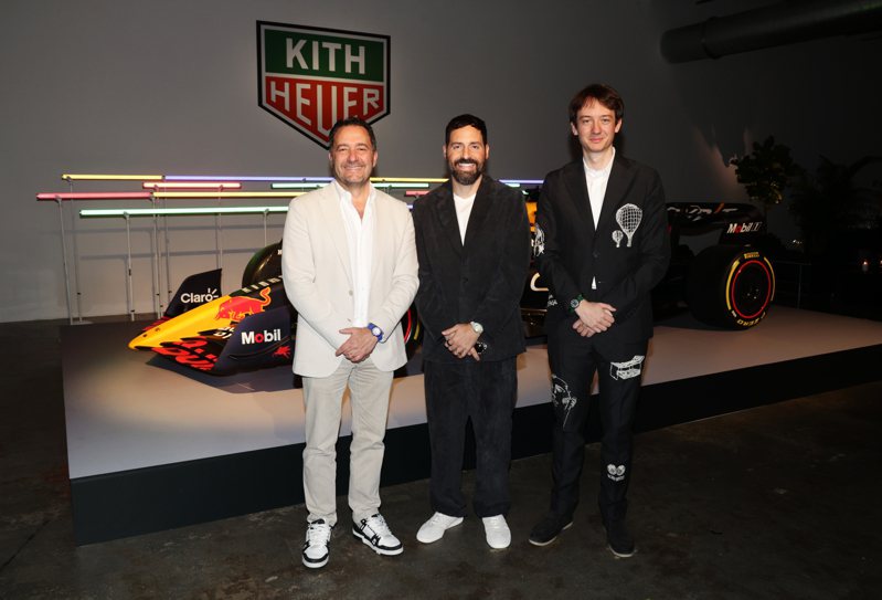联名KITH的Formula 1系列腕表上市活动，品牌执行长Julien Tornare（左）、KITH设计师Ronnie Fieg（中）与LVMH钟表部门执行长Frédéric Arnault（右）。图／TAG Heuer提供
