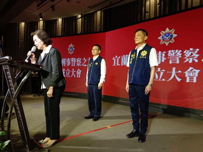 华友联集团总裁陆纪康（右一）有心回馈地方，与地方人士共同成立「宜兰县刑事警察之友会」。记者戴永华／摄影