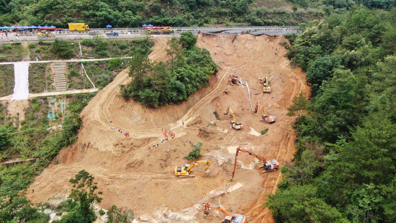 廣東梅大高速公路1日發生的坍塌事故，已知至少造成48人不幸喪命。（新華社）