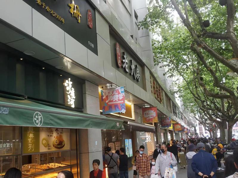 上海徐家匯天鑰橋商圈趕在五一假期間完成店面整修，並搭配五五購物節的活動，推出各式消費優惠，在假期間吸引遊客購買。記者黃雅慧／攝影