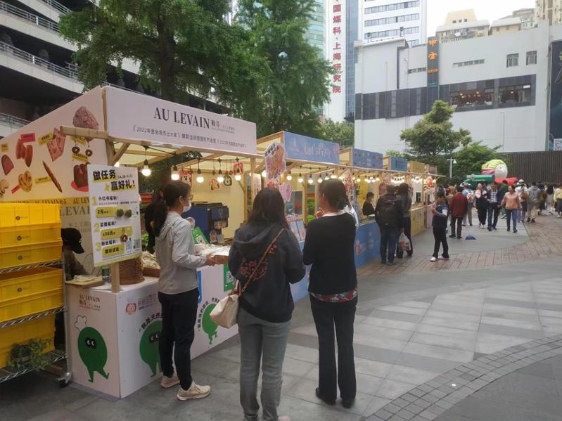 上海美罗城在五一假期期间推出首届烘焙消费节，以烘焙为主题吸引年轻人。记者黄雅慧／摄影