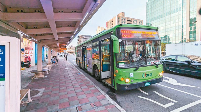 高雄市交通局持續檢討公車路網，預計9月將全面調整公車路線。記者潘奕言／攝影