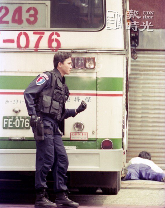 一輛台北縣開往台北市博愛路的243路公車，遭到歹徒陳能評挾持。圖／聯合報系資料照(1998/04/27  章家源攝影)