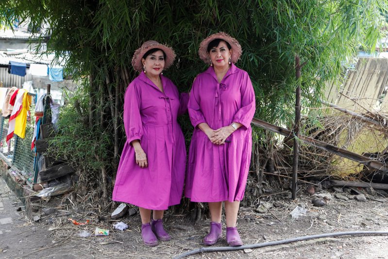 印尼一對75歲的雙胞胎姊妹在雅加達創立慈善學校，至今營運超過34年，提供上千名介於小學至高中的貧童受教機會，辦學精神深受周大觀文教基金會肯定，決定向這對雙胞胎姊妹頒發「全球熱愛生命獎章」。圖／路透社