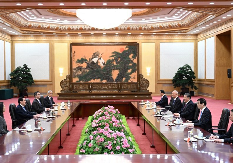 北京高規格接待前總統馬英九，包含中國領導人習近平在內的三位中共政治局常委親自會見，凸顯其重視程度。達志影像