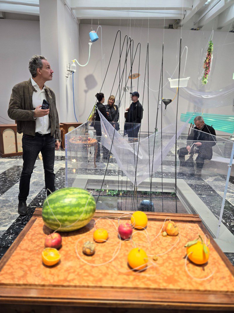 2024年威尼斯双年展日本馆用威尼斯当地的水果制成乐器和装置艺术，传达永续观念。记者陈宛茜／摄影
