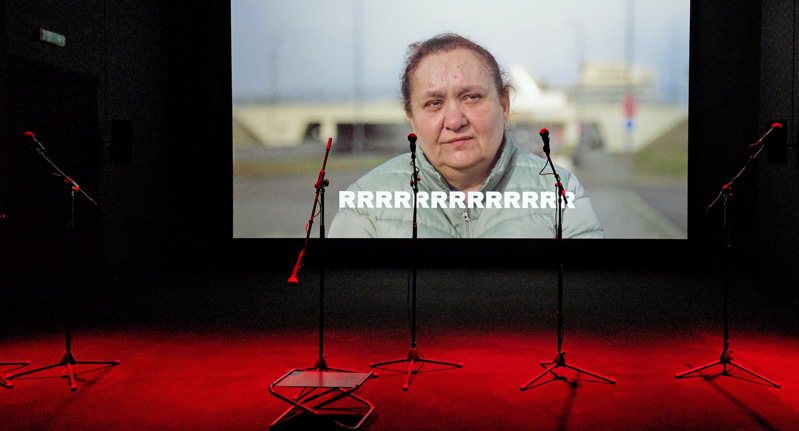 2024年威尼斯双年展波兰馆邀请乌克兰艺术团体展出「重复我」，展馆内设置卡拉OK，邀请民众跟著萤幕上的乌克兰战争目击者，学习他们因为战争学会的各种语言经验，包括炸弹、迫击砲等声音。记者陈宛茜／摄影