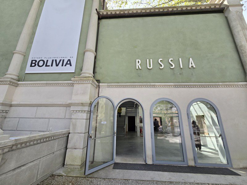 2024年威尼斯双年展现场，受抵制的俄罗斯馆已连续三年休馆，今年将国家馆展场借给玻利维亚，据说跟两国之间签订了牵涉核武的锂协定有关。记者陈宛茜／摄影