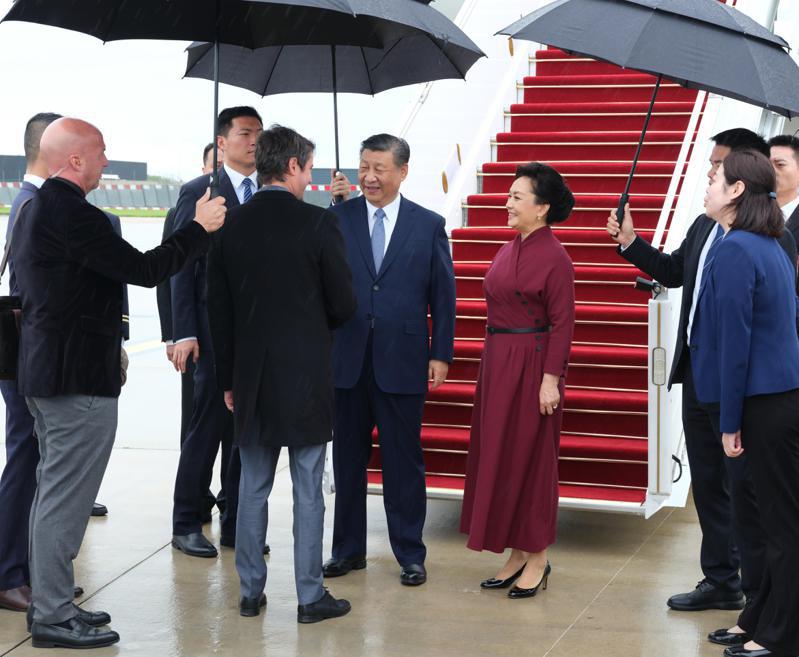 大陆国家主席习近平搭乘专机于当地时间5日下飞抵巴黎奥利机场时，法国总理阿塔尔亲自到场迎接。（新华社）