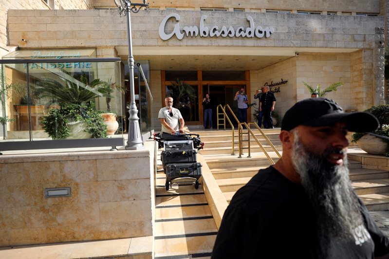 以色列政府5日下令關閉國內半島電視台後，突襲該台設於耶路撒冷大使飯店內的辦公室，並且沒收其通訊設備。路透