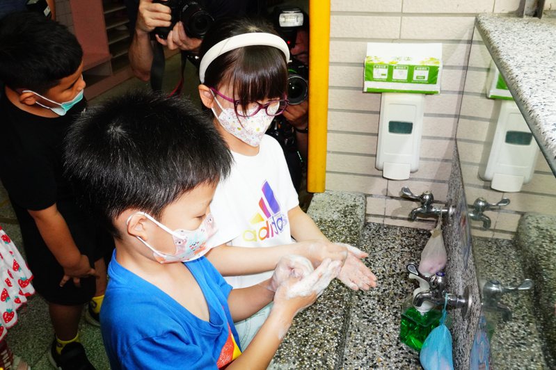 国内肠病毒正处于流行期，孩子需勤洗手。记者刘懿萱／摄影