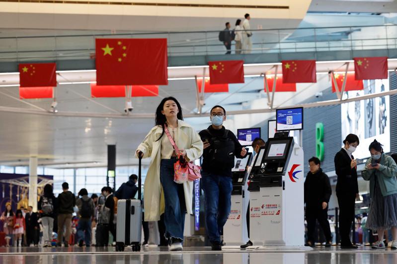 今年「五一」假期，不少大陸民眾選擇出國旅遊。圖為5月1日上海虹橋機場T2航站樓內景象。（中新社）