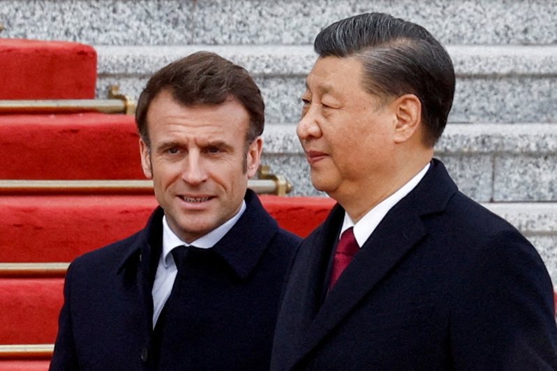 中國國家主席習近平赴法國進行國是訪問，圖為2023年4月6日法國總統馬克宏訪北京時的資料照片。路透