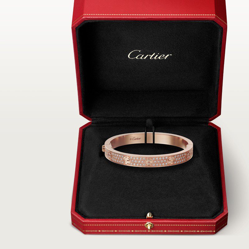 LOVE手环，玫瑰金铺镶钻石，142万元。图／卡地亚提供