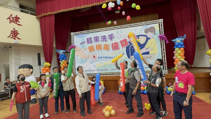 台南已近百国小、5千多学童肠病毒停课，台南市长黄伟哲呼吁家长千万不能轻忽要严阵以待。